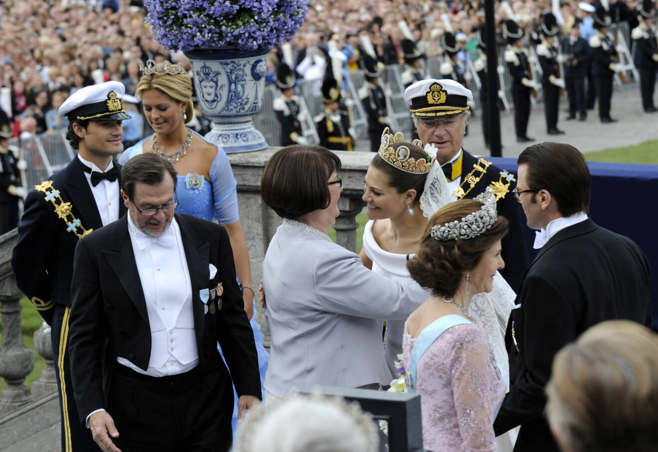 Kronprinsessan Victoria och Daniel Westling tas emot av prins Carl Philip, prinsessan Madeleine, Ewa och Olle Westling, drottning Silvia och kung Carl XVI Gustaf på Logårdstrappan efter rodden med kungaslupen till slottet i Stockholm efter bröllopet på lördagen.