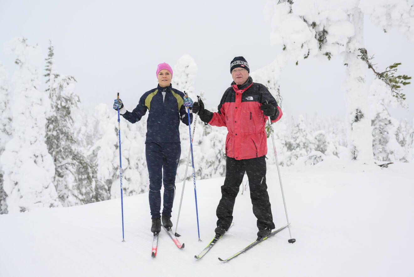 Kronprinsessan Victoria och kung Carl Gustaf på skidor i Sälen