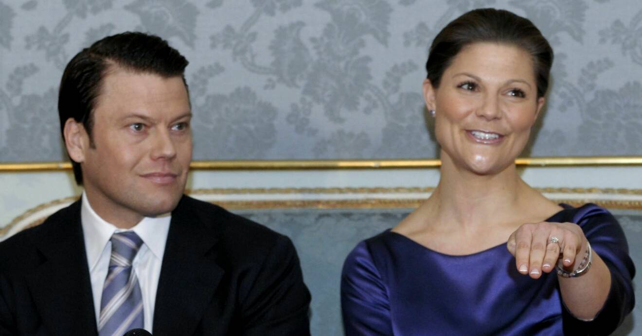 Daniel Westling och kronprinsessan Victoria tillkännager sin förlovning i prinsessan Sibyllas våning på slottet i Stockholm