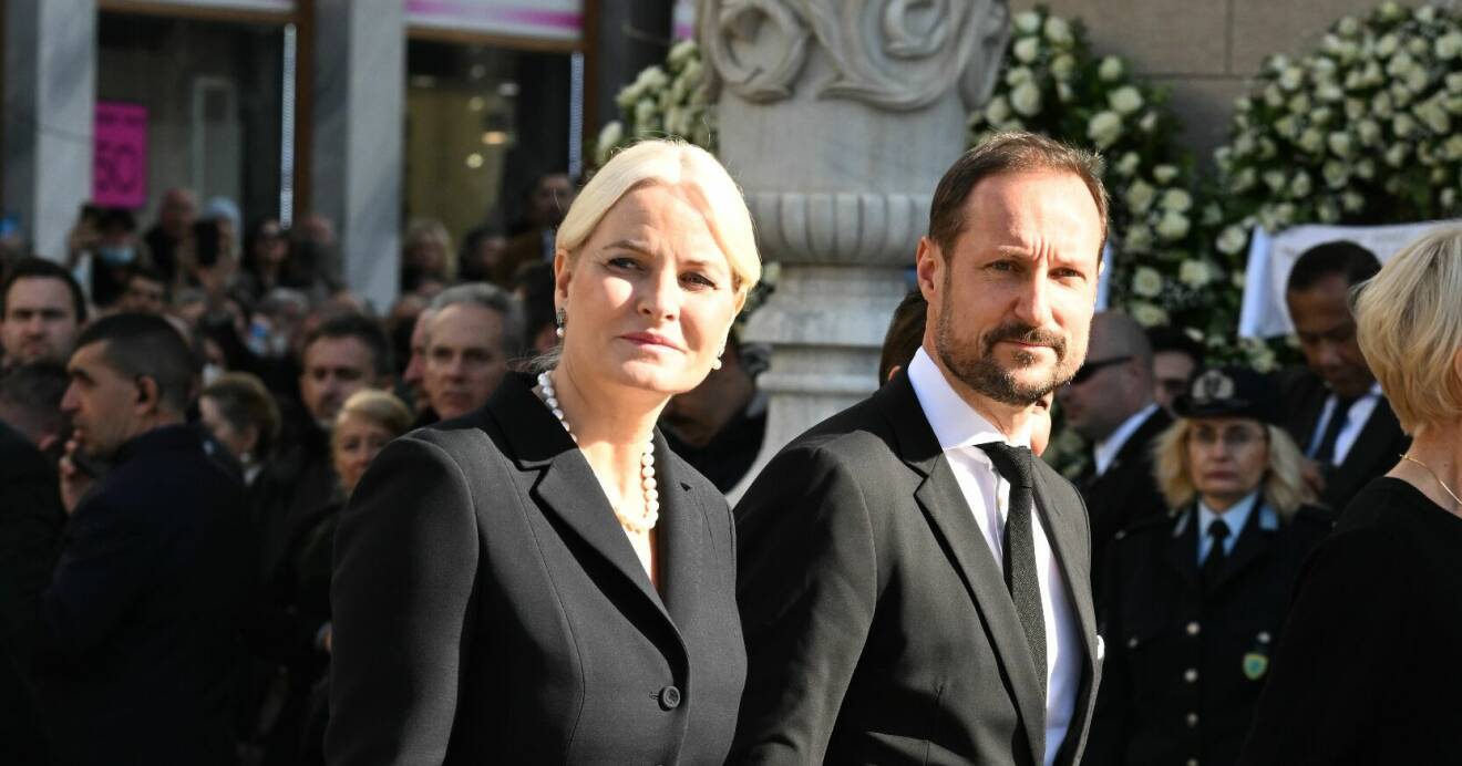 Kronprinsessan Mette-Marit och kronprins Haakon anländer till begravningen