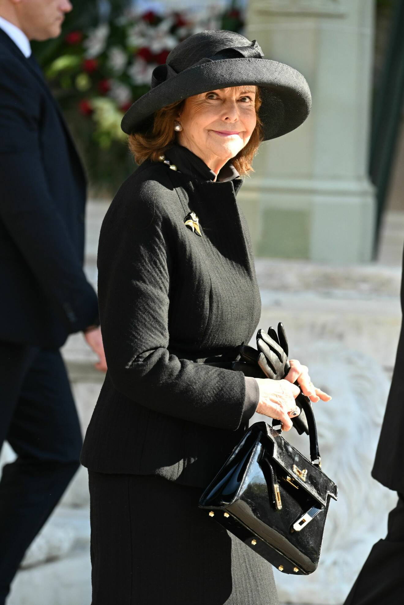 Drottning Silvia på kungliga begravningen i Aten med väska från Hermès