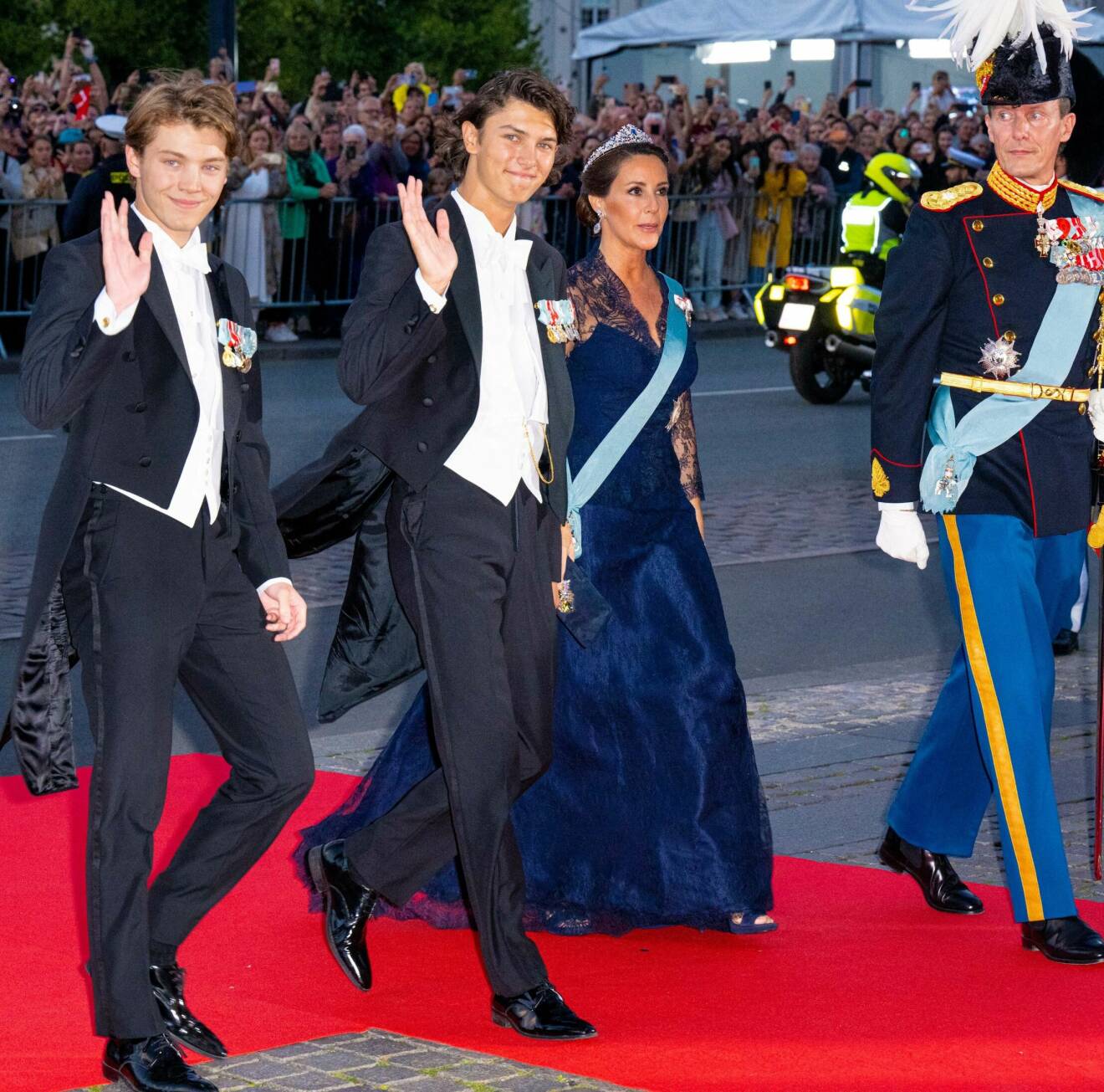 Ex-prinsarna Felix och Nikolai med sin pappa prins Joachim och styvmor prinsessan Marie