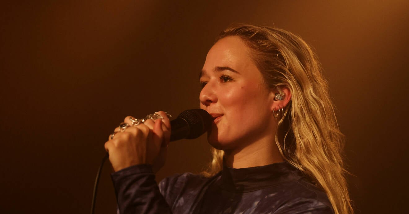Alba August uppträder på musikfestivalen Popaganda i Fållan i Slakthusområdet i Stockholm. Popaganda är en av de första musikfestivalerna i Sverige efter att coronarestriktionerna lättade 2021