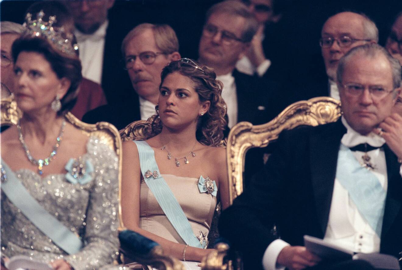 Prinsessan Madeleine gjorde sin debut på Nobelceremonin, sittande bakom drottning Silvia och kung Carl XVI Gustaf, i konserthuset, december 2000.