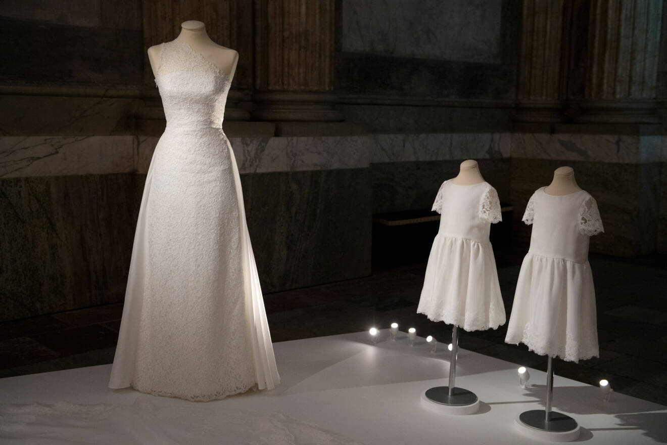 Pressvisning av utställningen 'Kungliga brudklänningar 1976-2015' i Rikssalen på Stockholms slott. Här är klänningen som prinsessan Sofia bar på bröllopsfesten. Prinsessan Sofias brudklänning var designad av Ida Sjöstedt som även gjorde klänningarna till brudnäbbarna som ses till höger i bild.