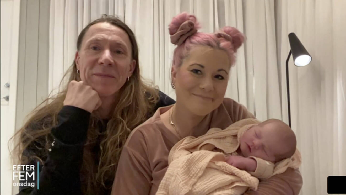 Martin "E-Type" Erikson och Melinda Jacobs visar upp bebisen Izadora i Efter fem
