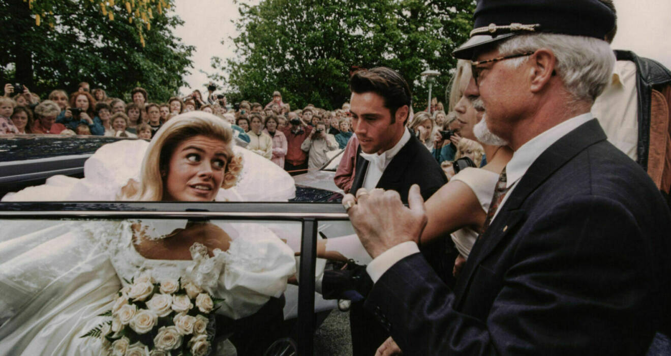 Pernilla Wahlgren påväg ut ur en taxi vid bröllopet med Emilio Ingrosso