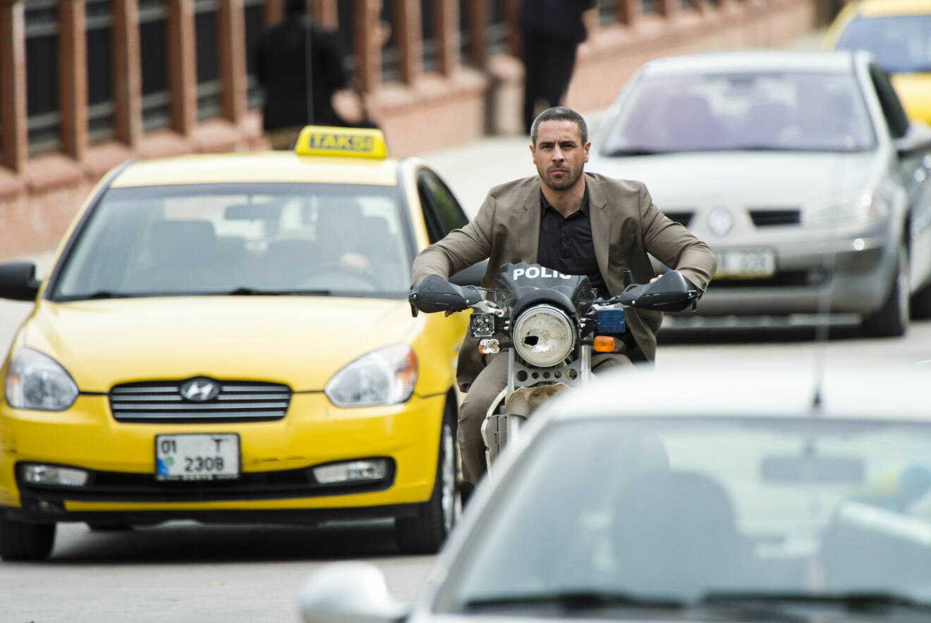 Ola Rapace åker motorcykel i filmen Skyfall
