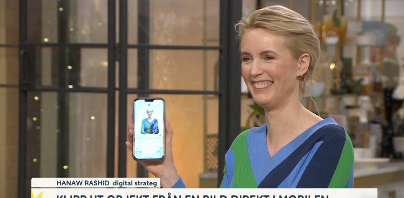 Jenny Strömstedt visar upp sin mobilskärm och skrattar i Nyhetsmorgon