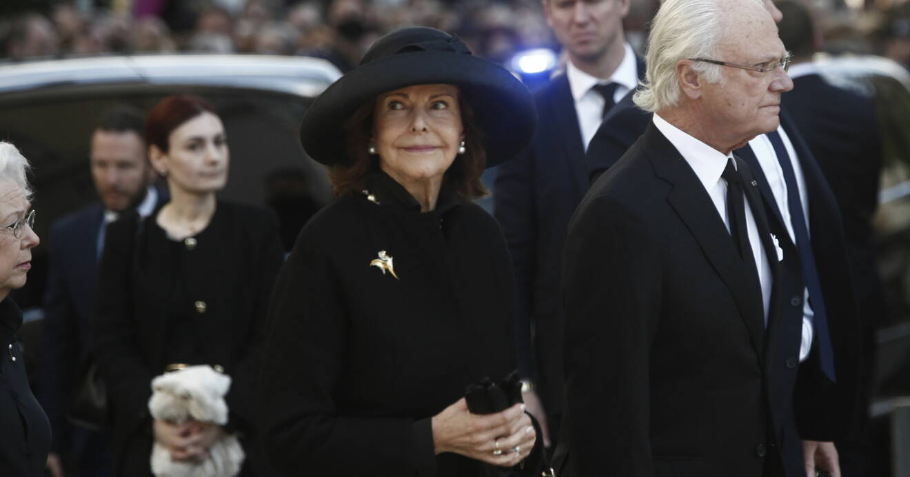 Drottning Silvia och kung Carl Gustaf på exkung Konstantins begravning