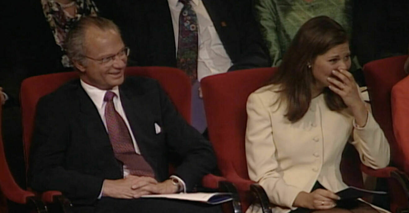 Kungen och kronprinsessan Victoria kiknar av skratt när Björn Gustafsson håller låda