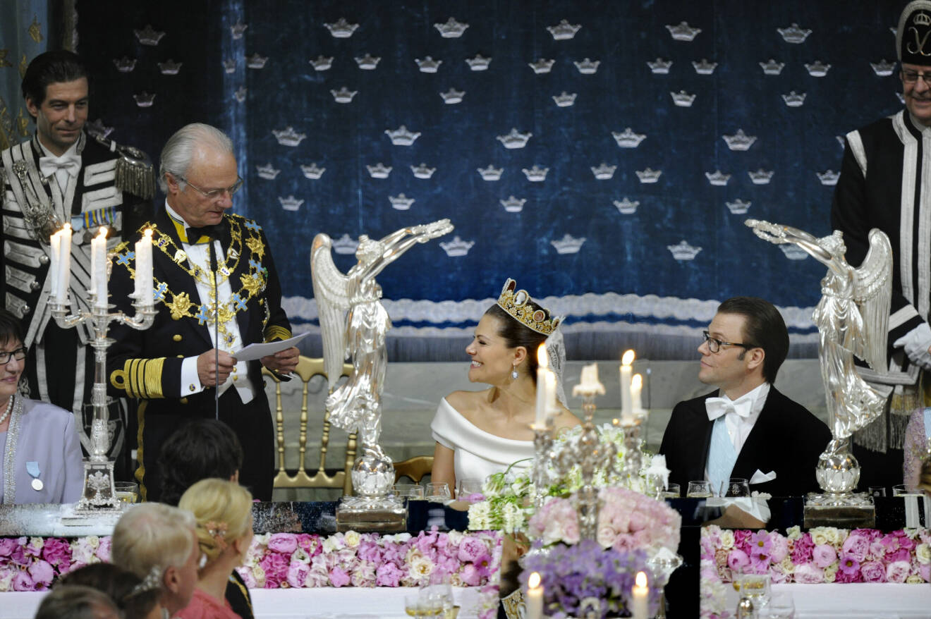kung Carl XVI Gustaf håller tal för kronprinsessan Victoria och prins Daniel under bröllopsmiddagen i Rikssalen på Slottet i Stockholm efter vigseln på lördagen.