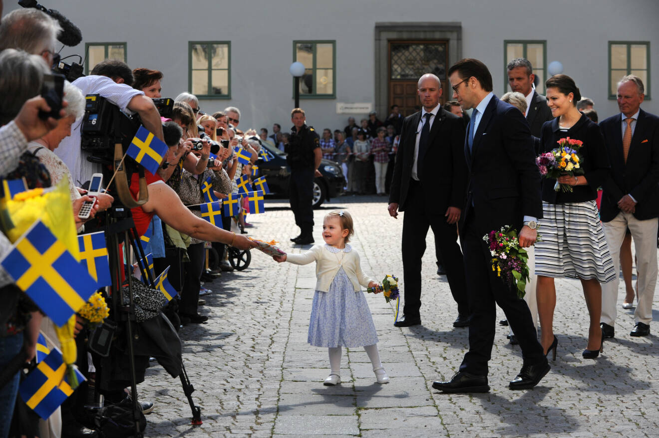 Kronprinsessan Victoria, prins Daniel och prinsessan Estelle hälsas välkomna till Östergötland på Linköpings slott. Prinsessan Estelle är hertiginna av Östergötland och besöker sitt landskap för första gången.