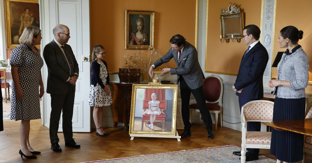 Kronprinsessan Victoria, prins Daniel och prinsessan Estelle avtäcker ett porträtt av sig själv på Linköpings slott. På toppen av ramen sitter Oscar II:s prinskrona. Med på bilden är också landshövding Carl Fredrik Graf, fru Anette Graf och Anders Zander. Tavlan är en oljemålning målad på Haga 2015 och tavelramen är från Paris från 1700-talet. Kronprinsessparet och Estelle är på ett endagsbesök i Östergötland.