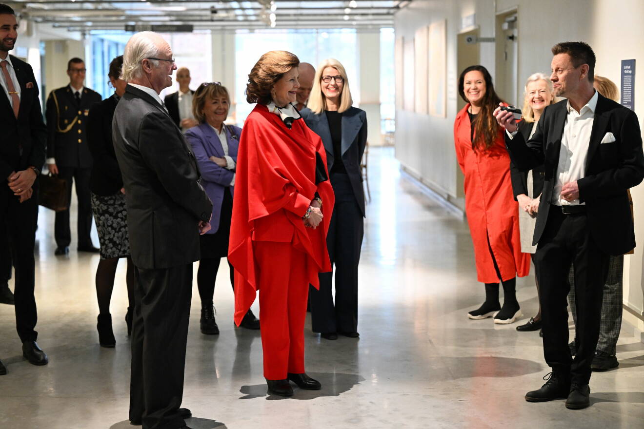 Drottning Silvia i rött när kungaparet besöker Nyköping Södermanland
