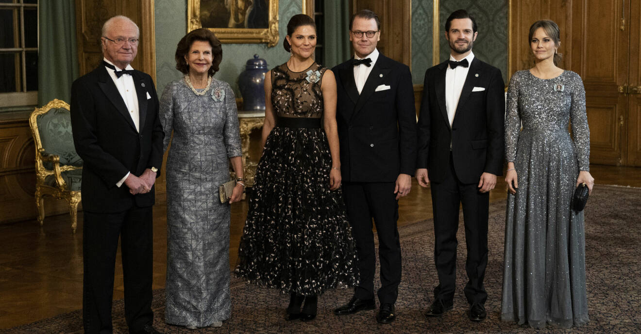 Kung Carl Gustaf, drottning Silvia, kronprinsessan Victoria, prins Daniel, prins Carl Philip och prinsessan Sofia hälsar på gäster till Sverigemiddagen på Stockholms slott