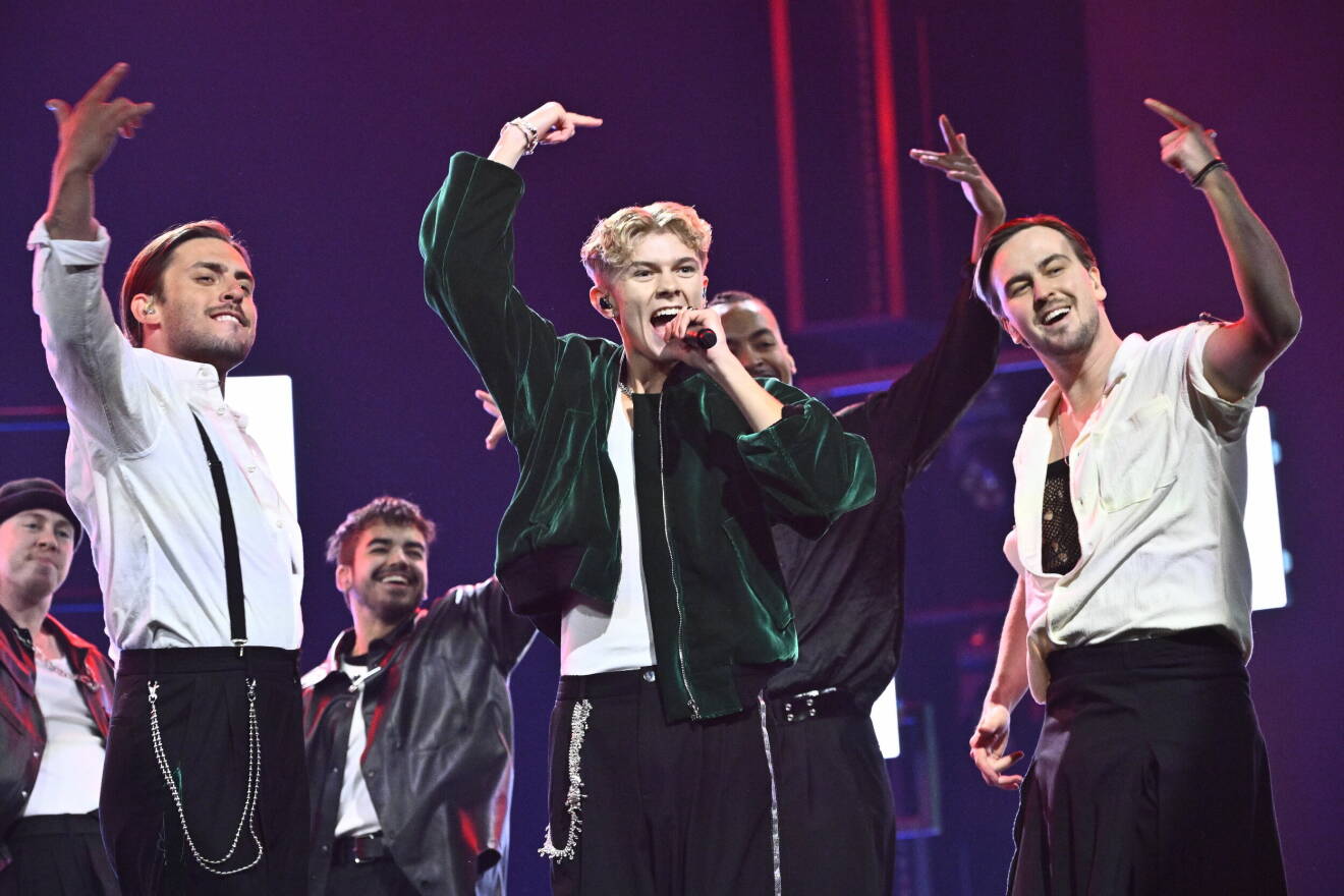 Theoz framför låten "Mer av dig" under fredagens artistrepetitioner inför Melodifestivalens andra deltävling, som hålls i Saab Arena i Linköping.