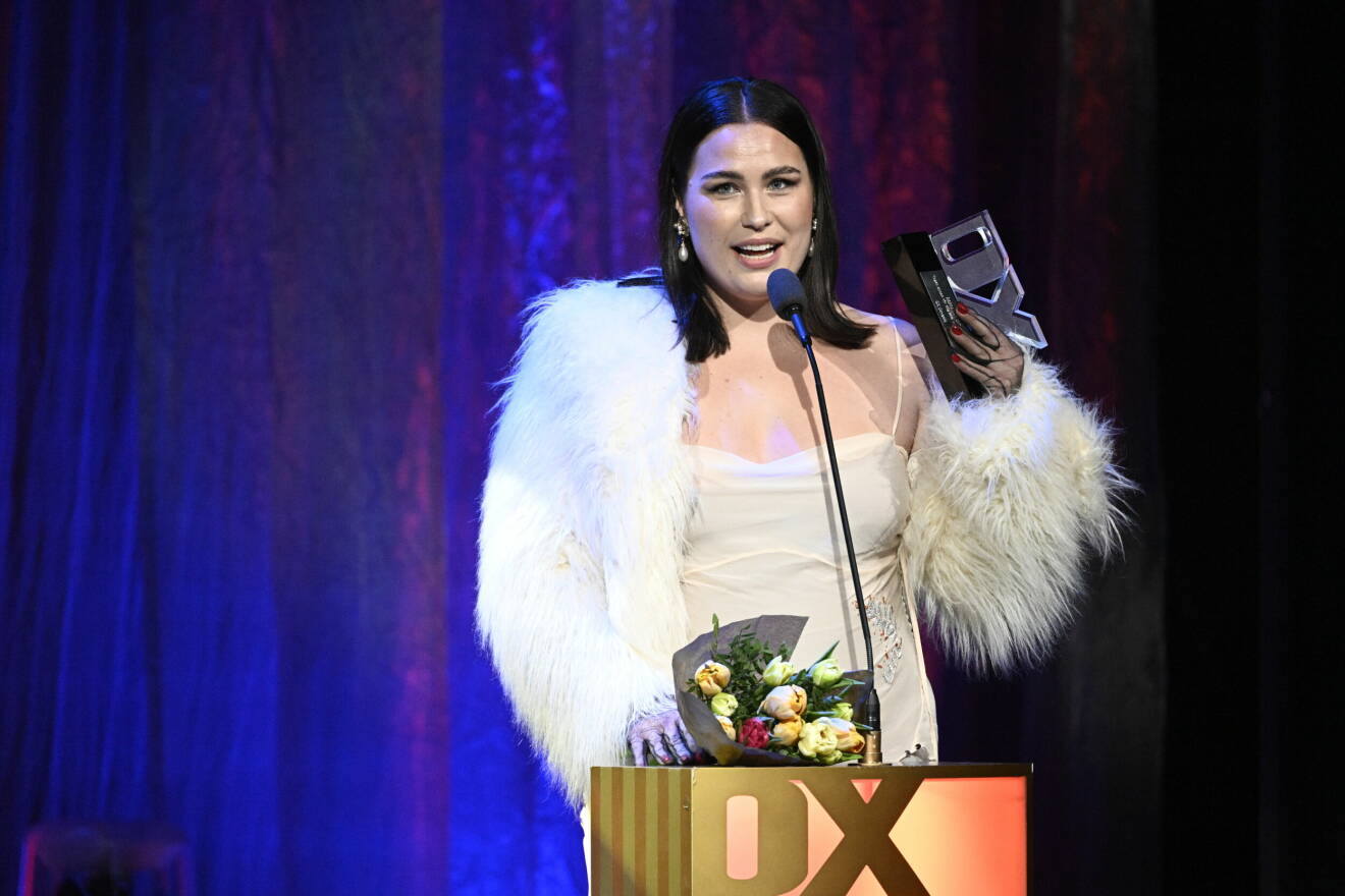 Molly Hammar tilldelas priset Årets Låt för "Ingen annan rör mig som du" under QX-galan på Cirkus i Stockholm under måndagen.