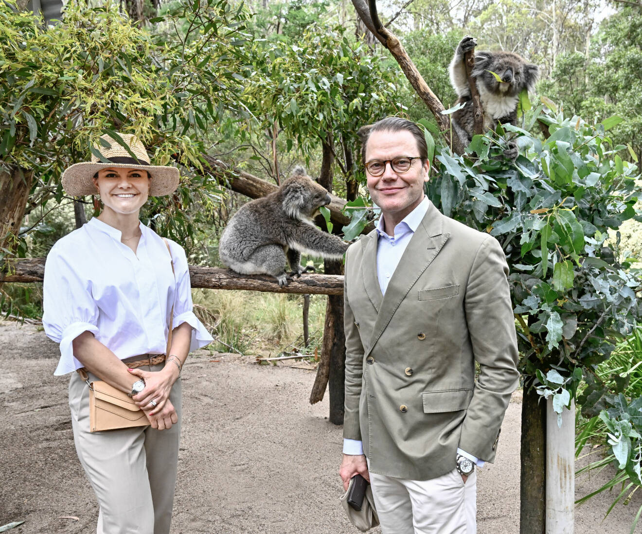 Kronprinsessan Victoria och prins Daniel inledde på måndagen det officiella besöket i Australien där kronprinsessparet besökte ett rehabiliteringscenter för koalor i Namadgi National Park i Canberra.
