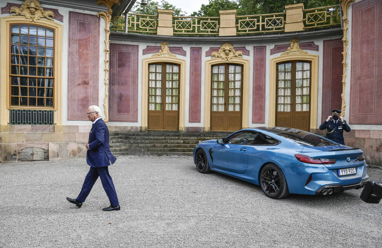 Kungen och hans blå BMW framför Kina slottet 2021