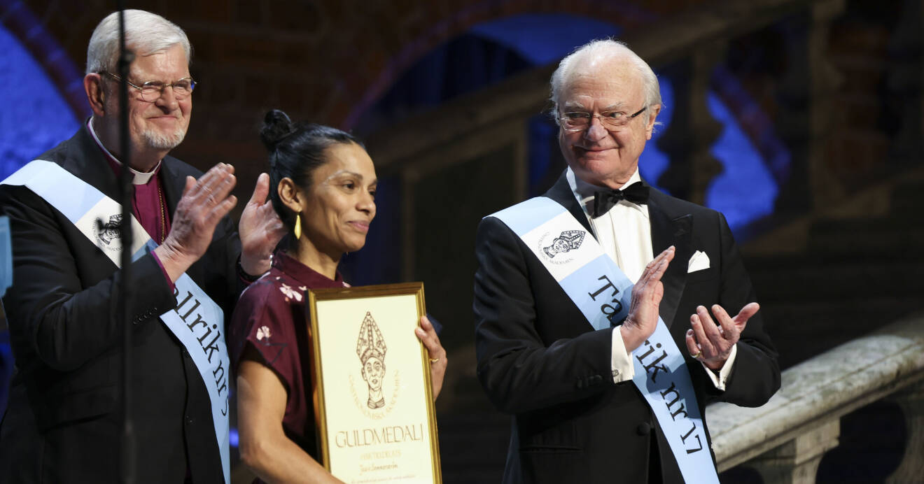 Jessie Sommarström, årets kock 2022, står bredvid kung Carl Gustaf efter att ha fått Gastronomiska Akademiens guldmedalj för utomordentliga insatser för svensk måltidskultur.