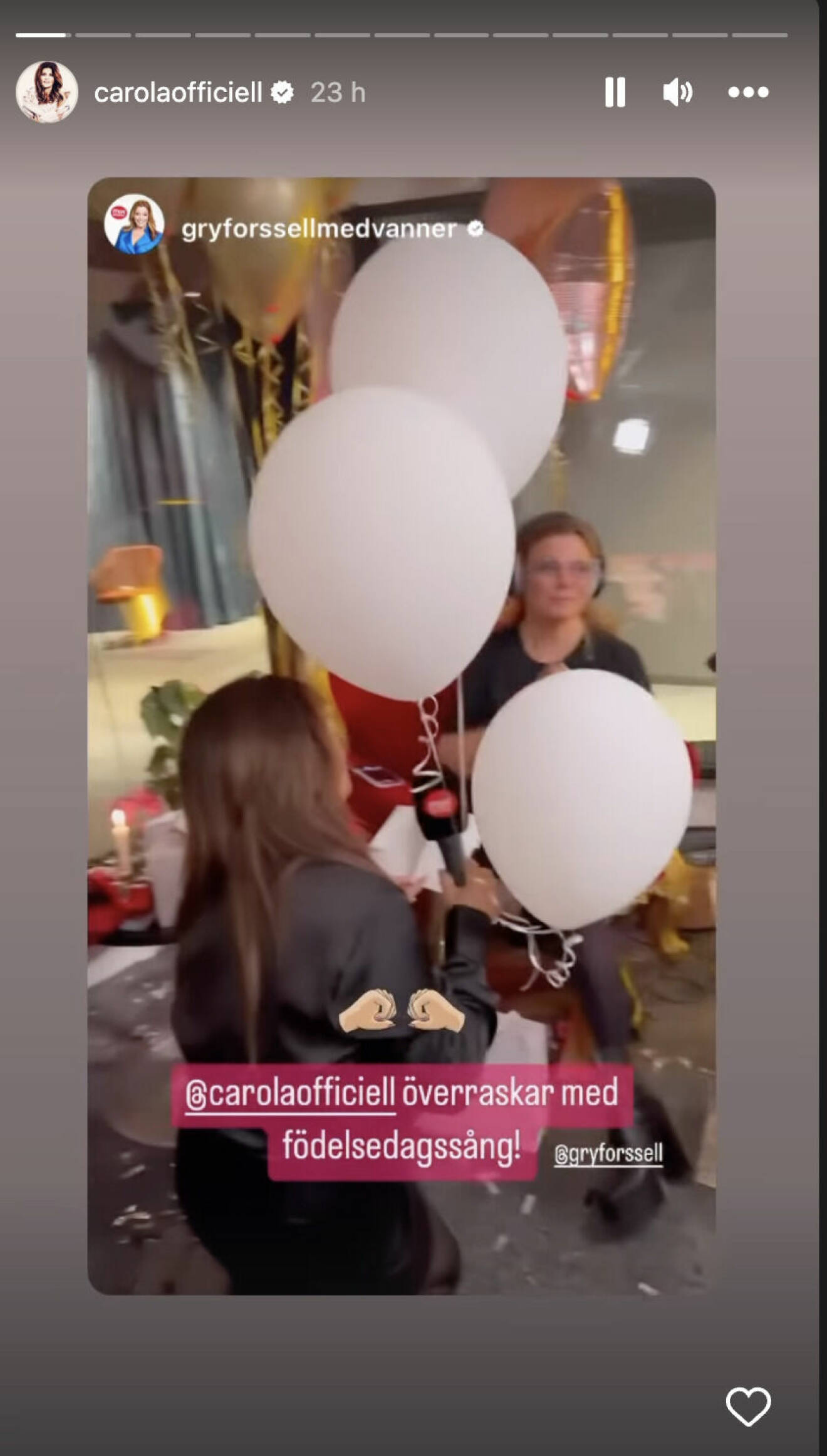 Carola med ballonger och en mikrofon som sjunger för Gry Forsell på hennes födelsedag