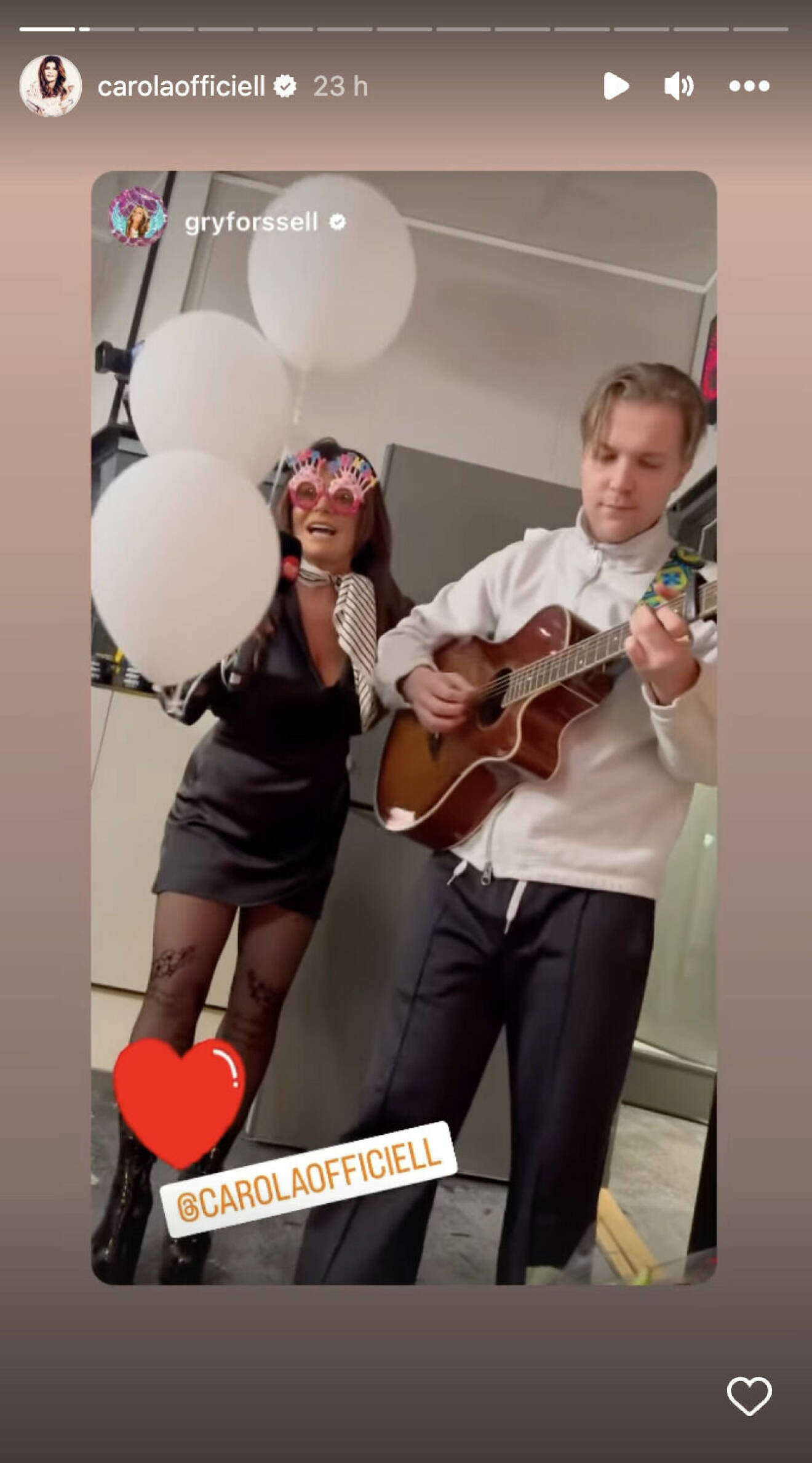 Carola med ballonger och en mikrofon som sjunger för Gry Forsell på hennes födelsedag