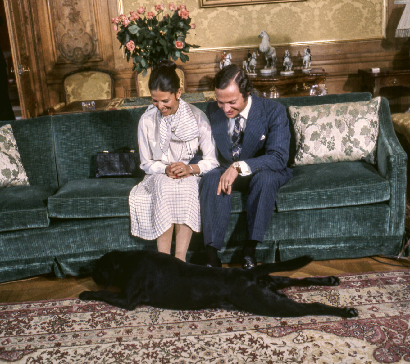Kungen och Silvia Sommerlath i förlovningssoffan på slottet 1976 med hunden Charlie