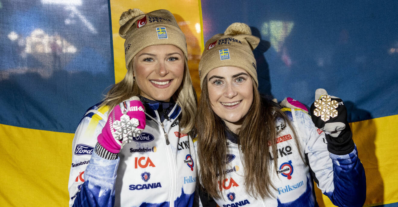 Frida Karlsson och Ebba Andersson visar upp sina medaljer