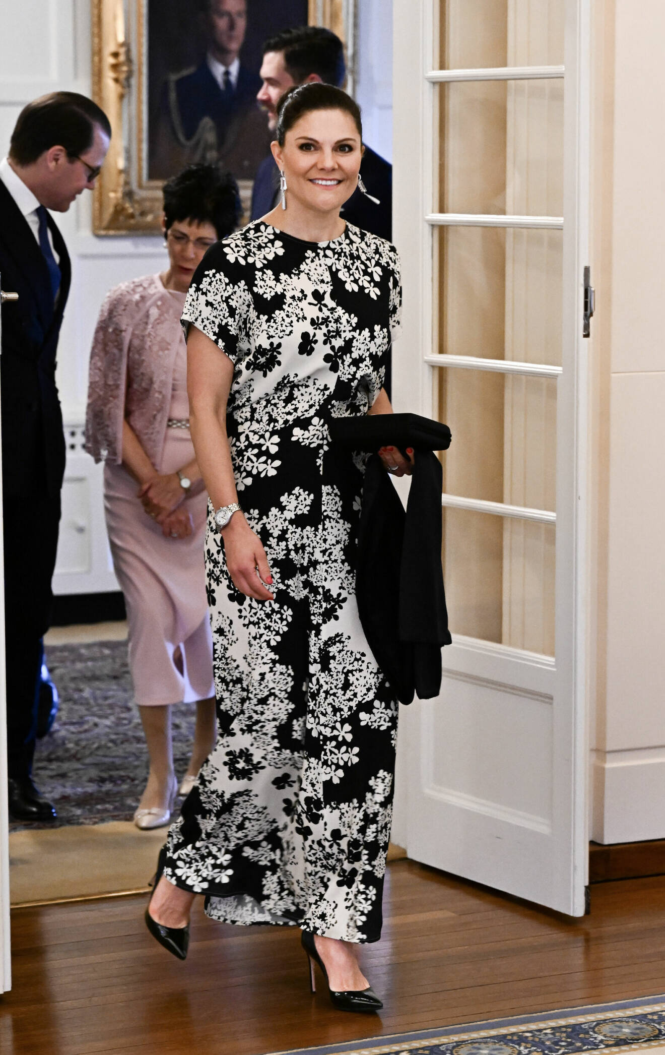 Kronprinsessan Victoria i en klänning från svenska lyxmärket Totême