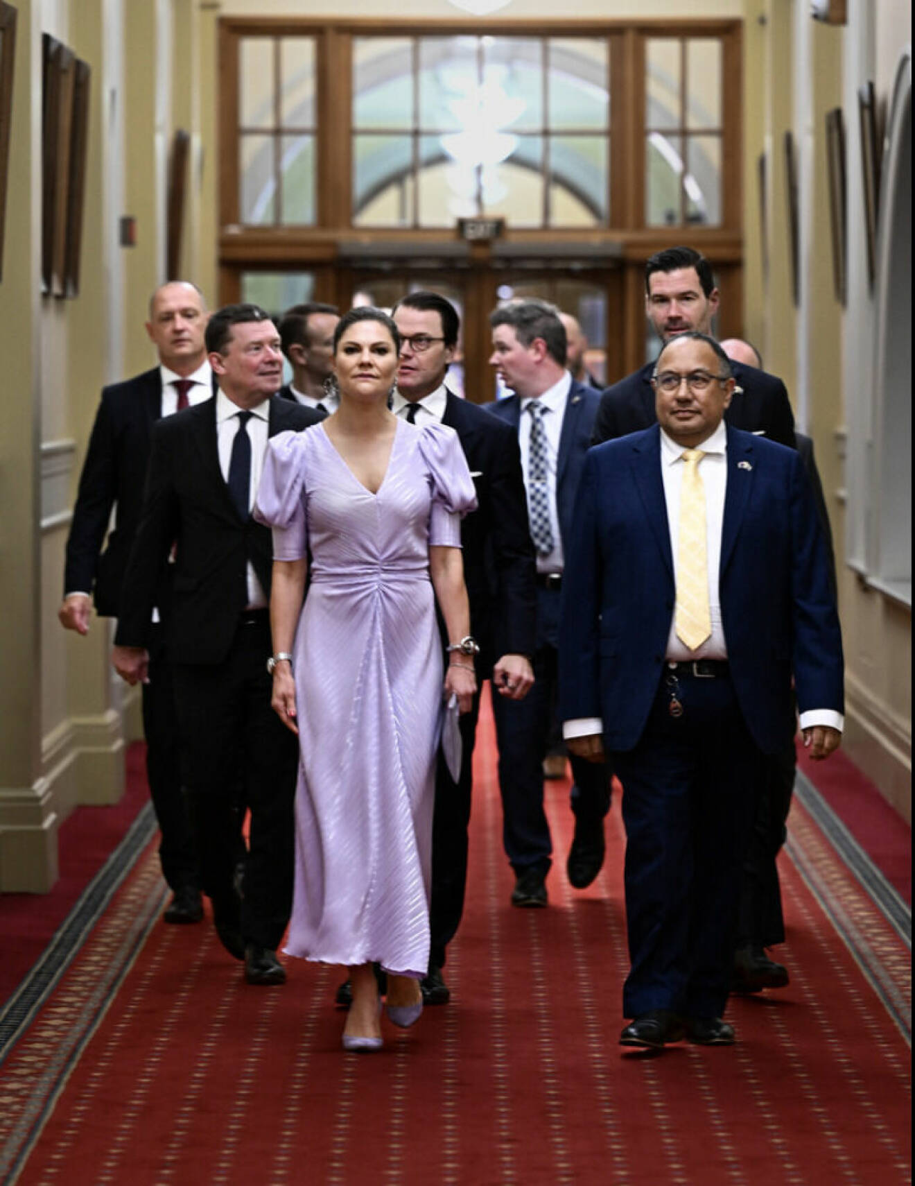 Kronprinsessan Victoria i en lila klänning under statsbesöket i Nya Zeeland