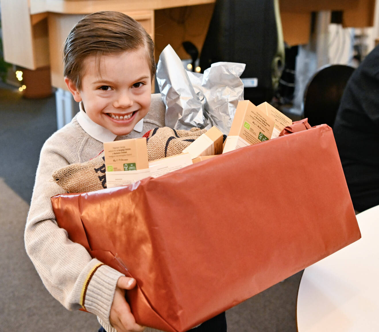På julafton besökte kronprinsessfamiljen Stockholms lokaltrafiks depå i Ulvsunda där man träffade medarbetare som jobbar med SL:s kollektivtrafik. Prins Oscar med ett paket till SL som innehöll bland annat pepparkakor och choklad