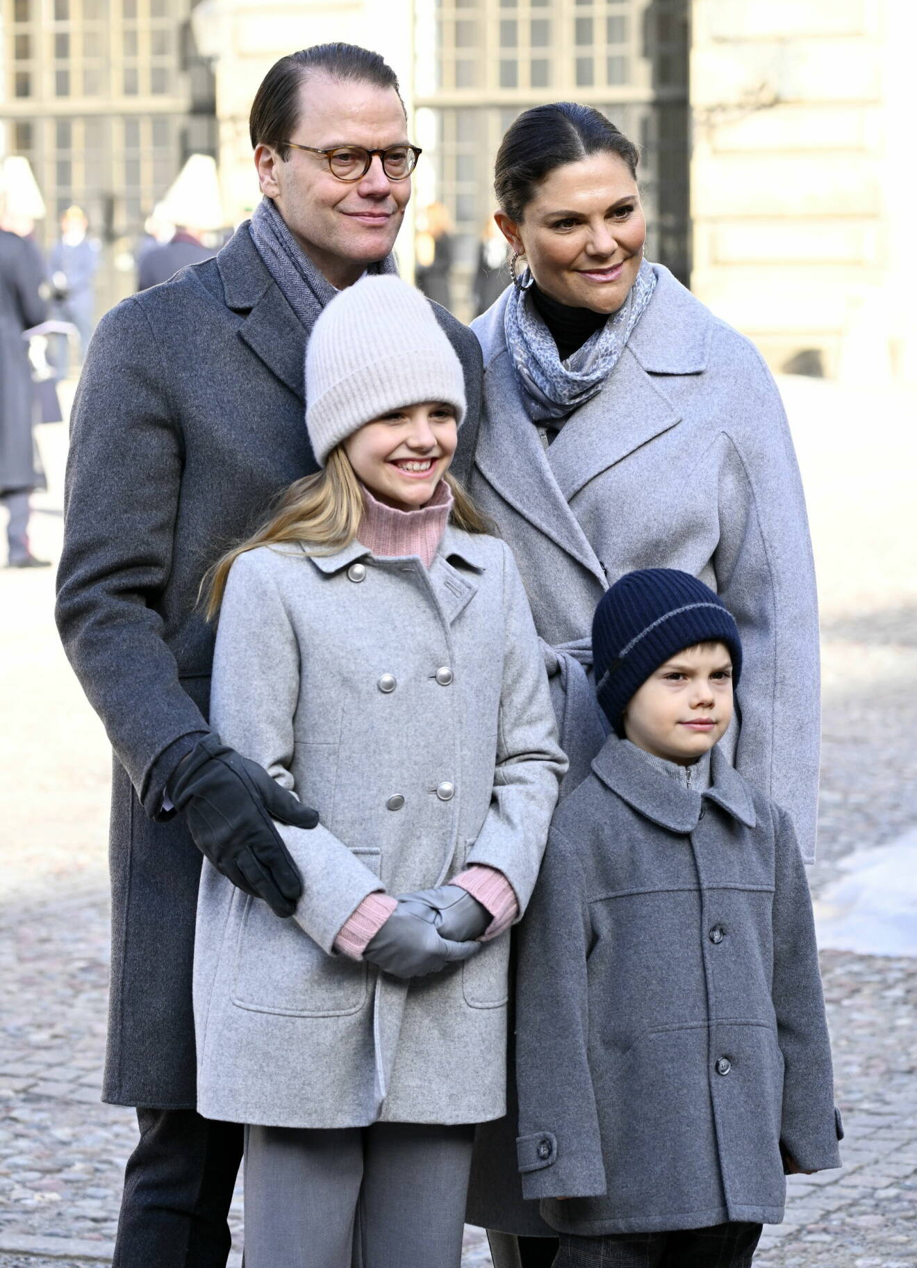 Kronprinsessan Victoria, prins Daniel, prins Oscar och prinsessan Estelle vid namnsdagsfirandet på Stockholms slott.