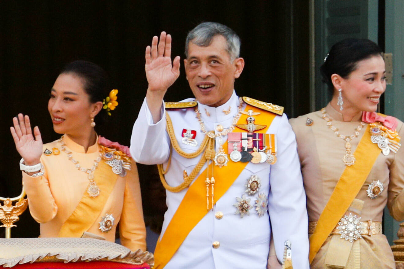 Thailands kung Vajiralongkorn med sin dotter prinsessan Bajrakitiyabha och sin fru drottning Suthida