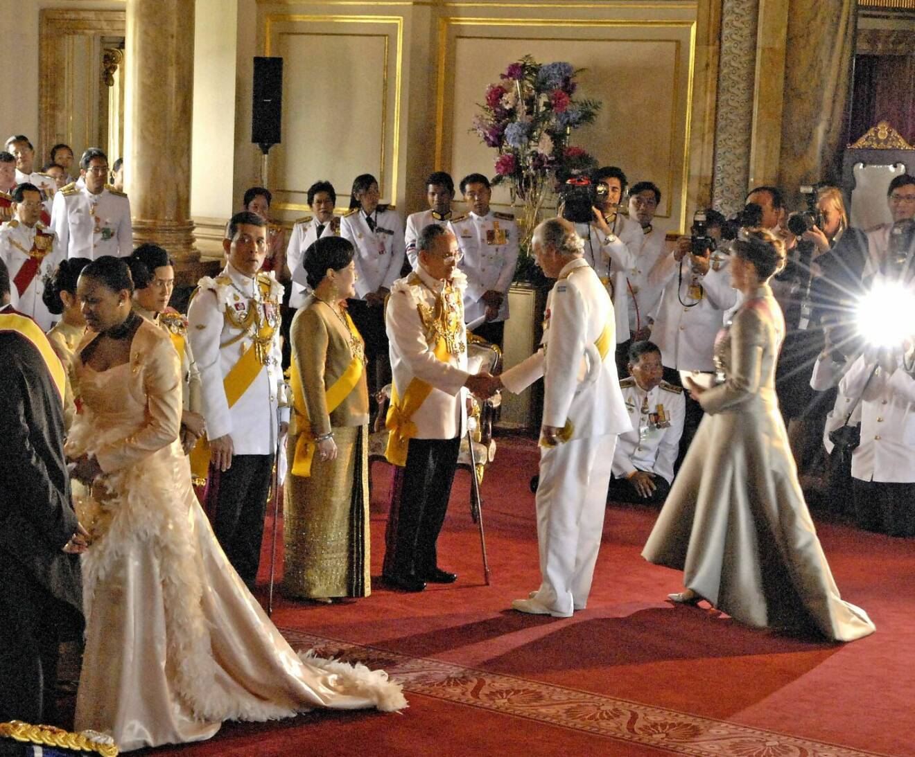 Svenska kungaparet i Bangkok när kung Bhumibol firade 60 år på tronen 2006