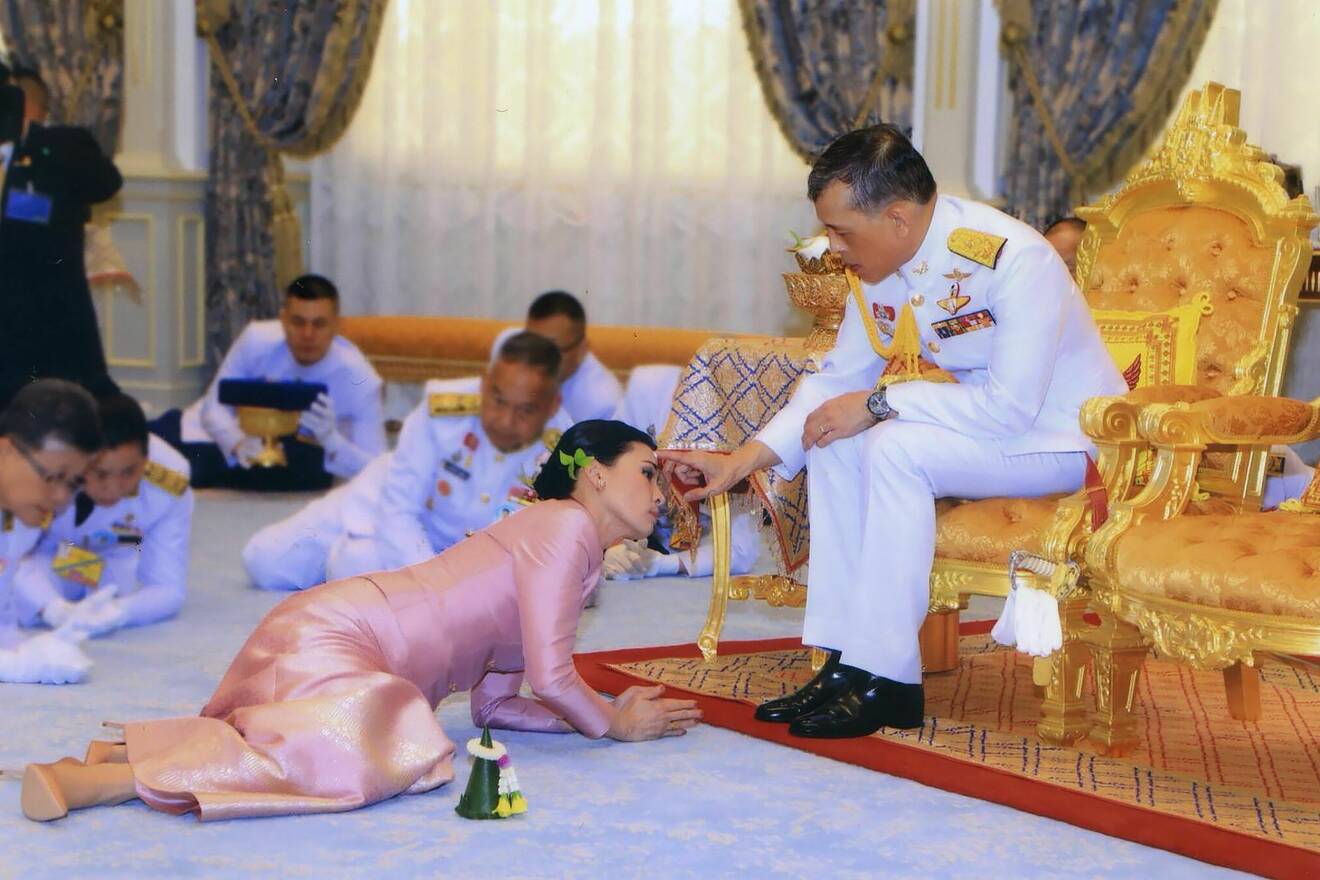 Thailands kung Vajiralongkorn på stolen och hans fjärde fru Suthida på golvet. En bild från deras bröllop 2019