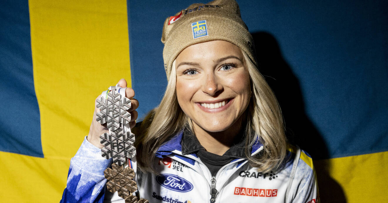 Frida Karlsson visar upp sina medaljer från skid-VM i Planica