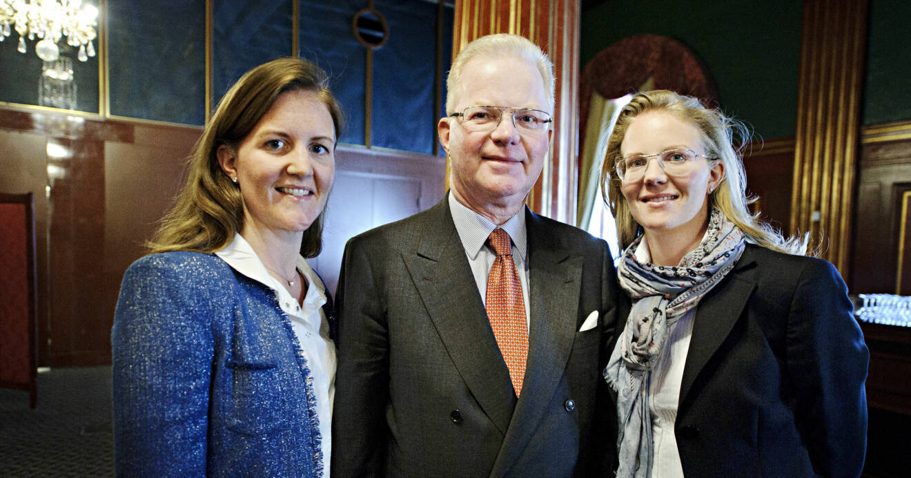Fredrik Lundberg ler mot kameran med döttrarna Katarina Martinson och Louise Lindh