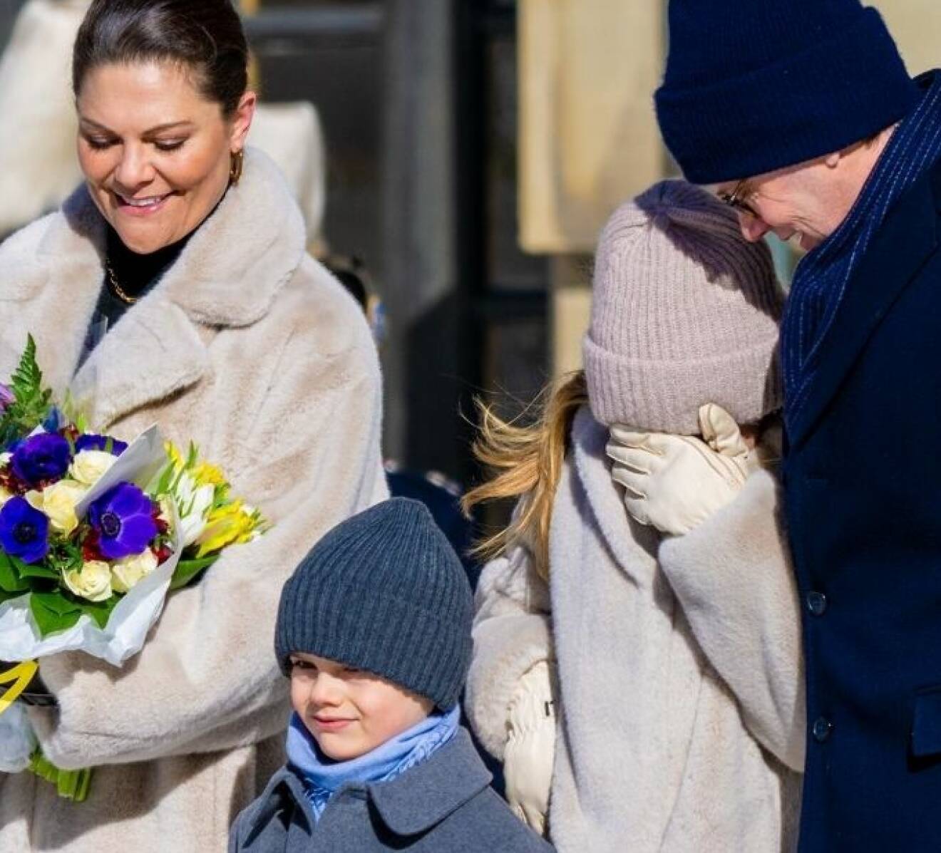 Prinsessan Estelle håller för ögonen vid kronprinsessan Victorias namnsdagsfirande 2023