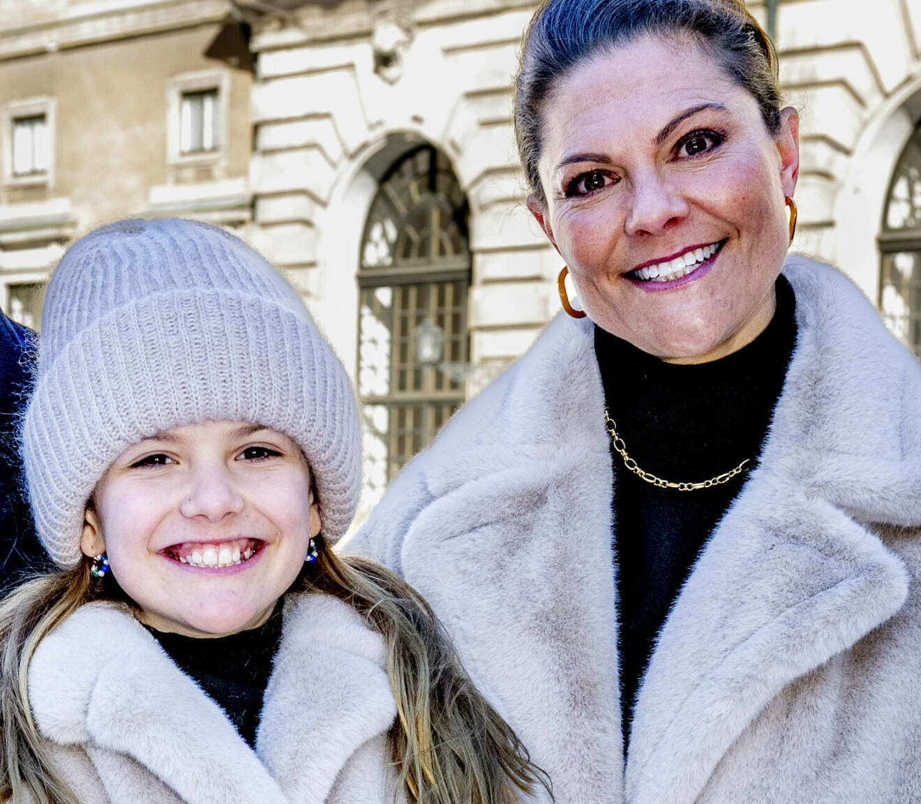 Prinsessan Estelle och kronprinsessan Victoria under namnsdagsfirandet 2023 på Stockholms slott