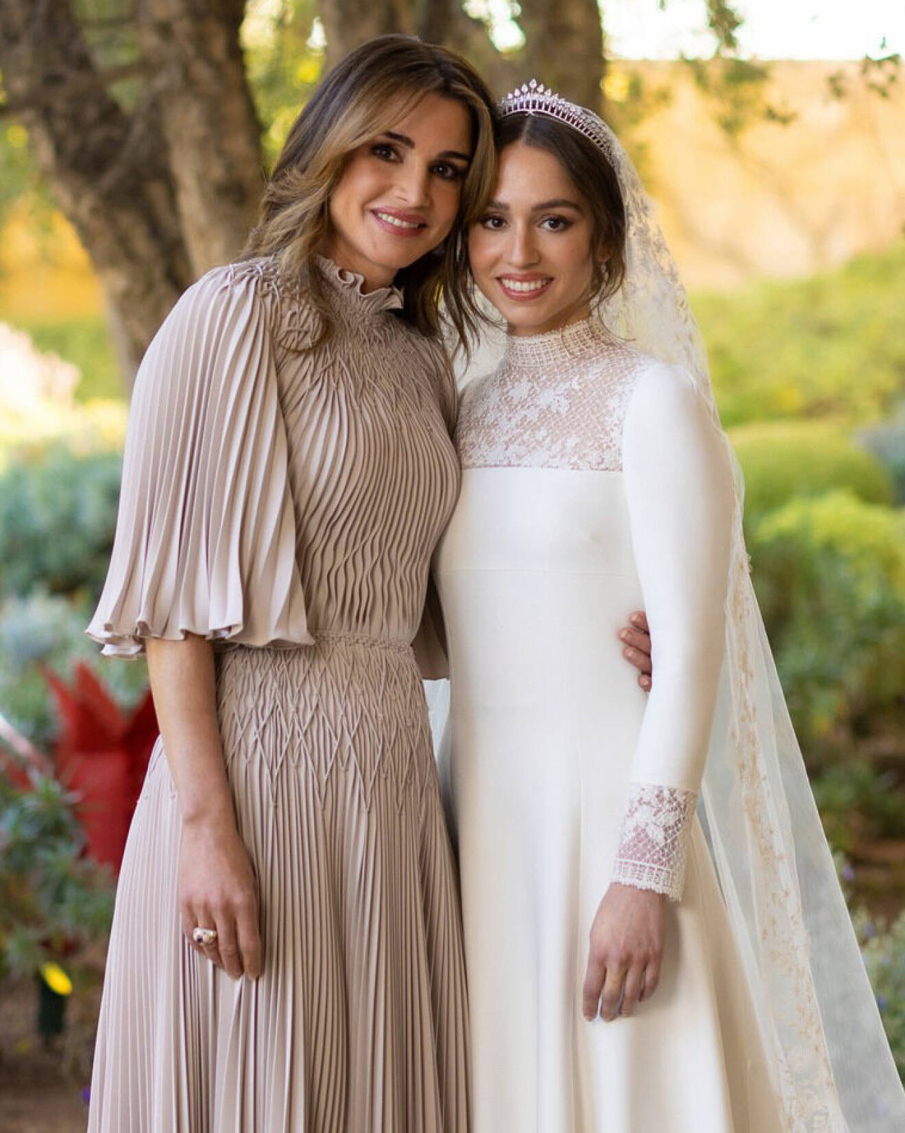 Prinsessan Imans bröllop: Drottning Rania och prinsessan Iman klädda i Dior