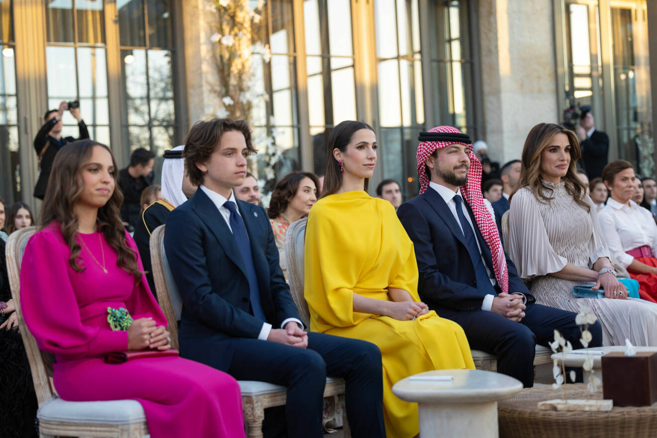 Drottning Rania med sina barn: Prinsessan Salma, prins Hashem, samt kronprins Hussein, här med flickvännen Khalid i gult