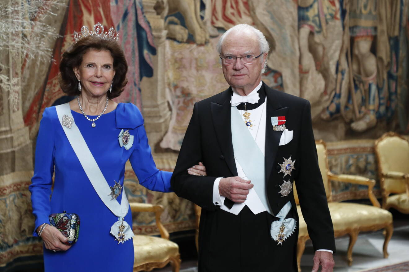 Drottning Silvia och kung Carl XVI Gustaf kommer till kungens traditionsenliga middag för Nobelpristagarna på Stockholms slott.