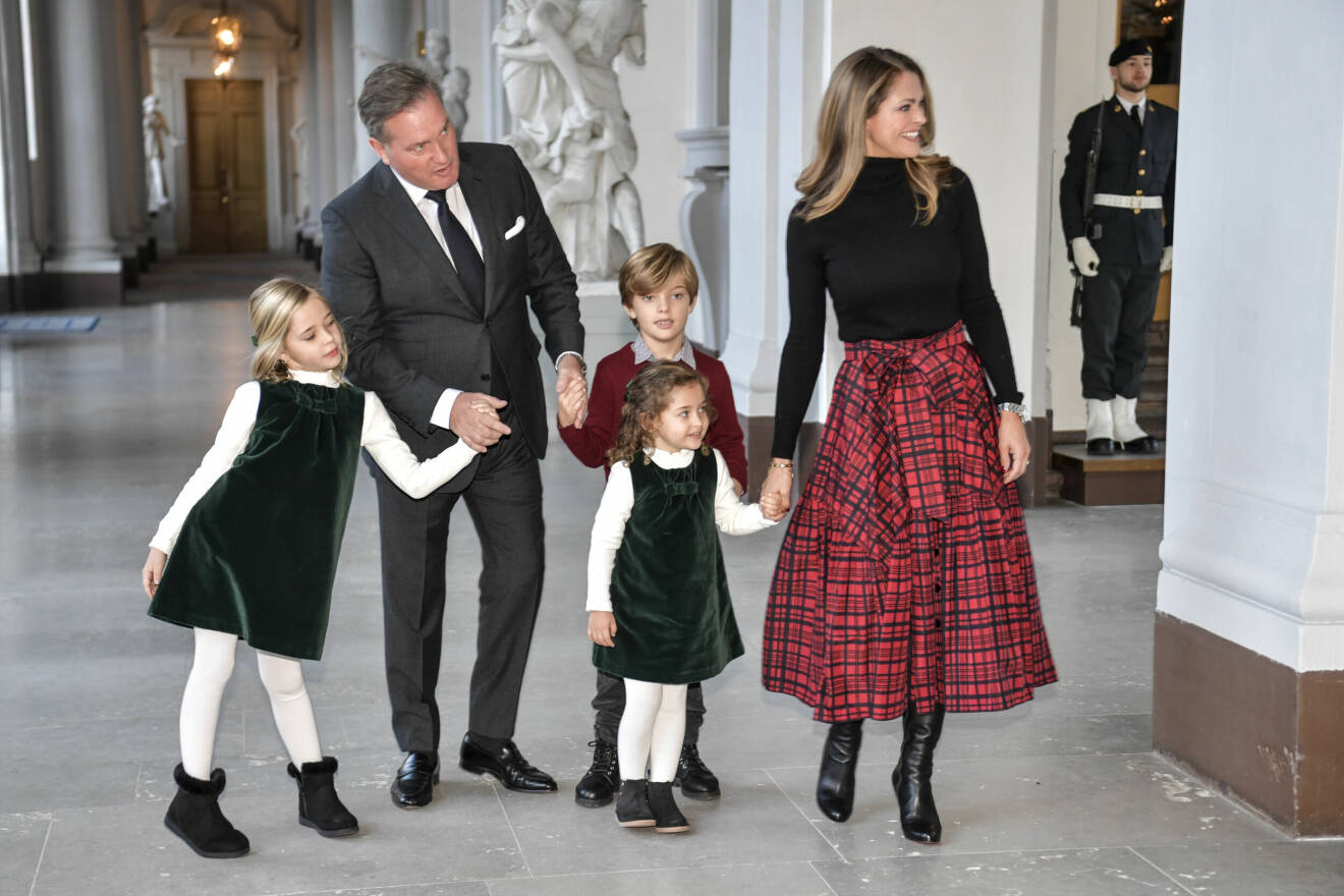 Prinsessan Madeleine, Chris O'Neill och barnen Leonore, Nicolas och Adrienne på väg att ta emot granar inför julfirandet från Skogshögskolans studentkår på Stockholms slott.