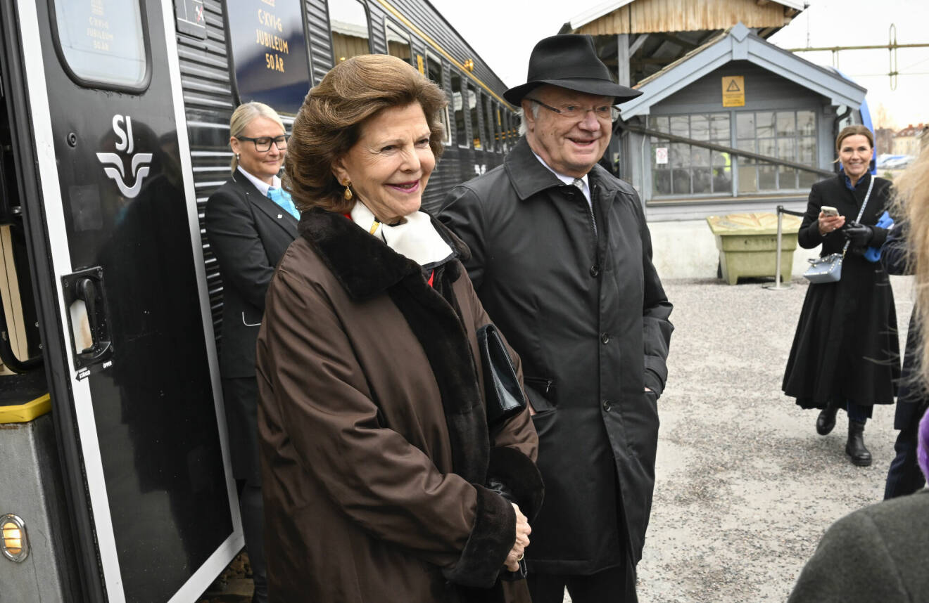 Drottning Silvia och kung Carl Gustaf har klivit av ett tåg