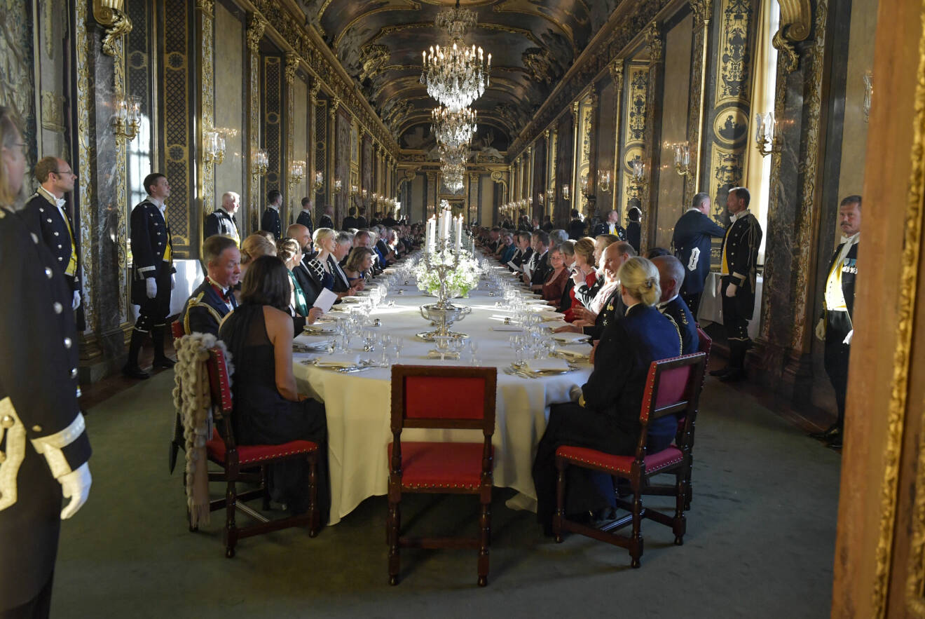 Gästerna vid bordet under kungamiddagen i Karl XI:s galleri