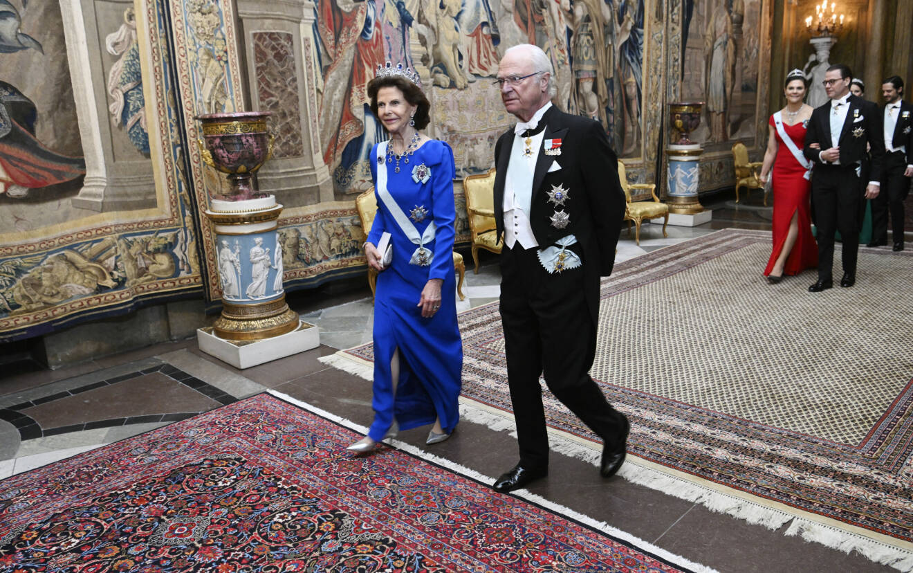Drottning Silvia, Kung Carl Gustaf, kronprinsessan Victoria och prins Daniel anländer till en representationsmiddag på Stockholms slott.