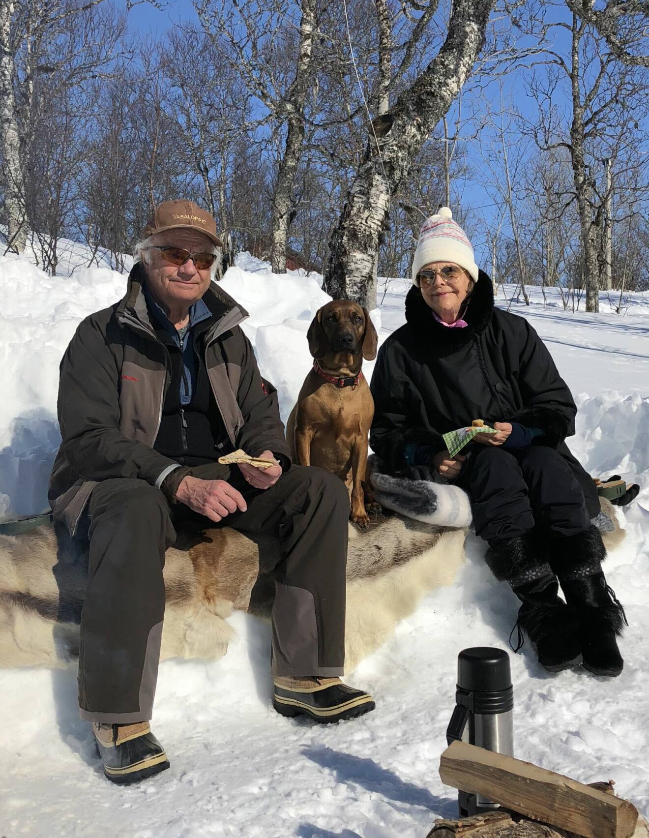 Kungen, drottning Silvia och hunden Brandie i Storlien