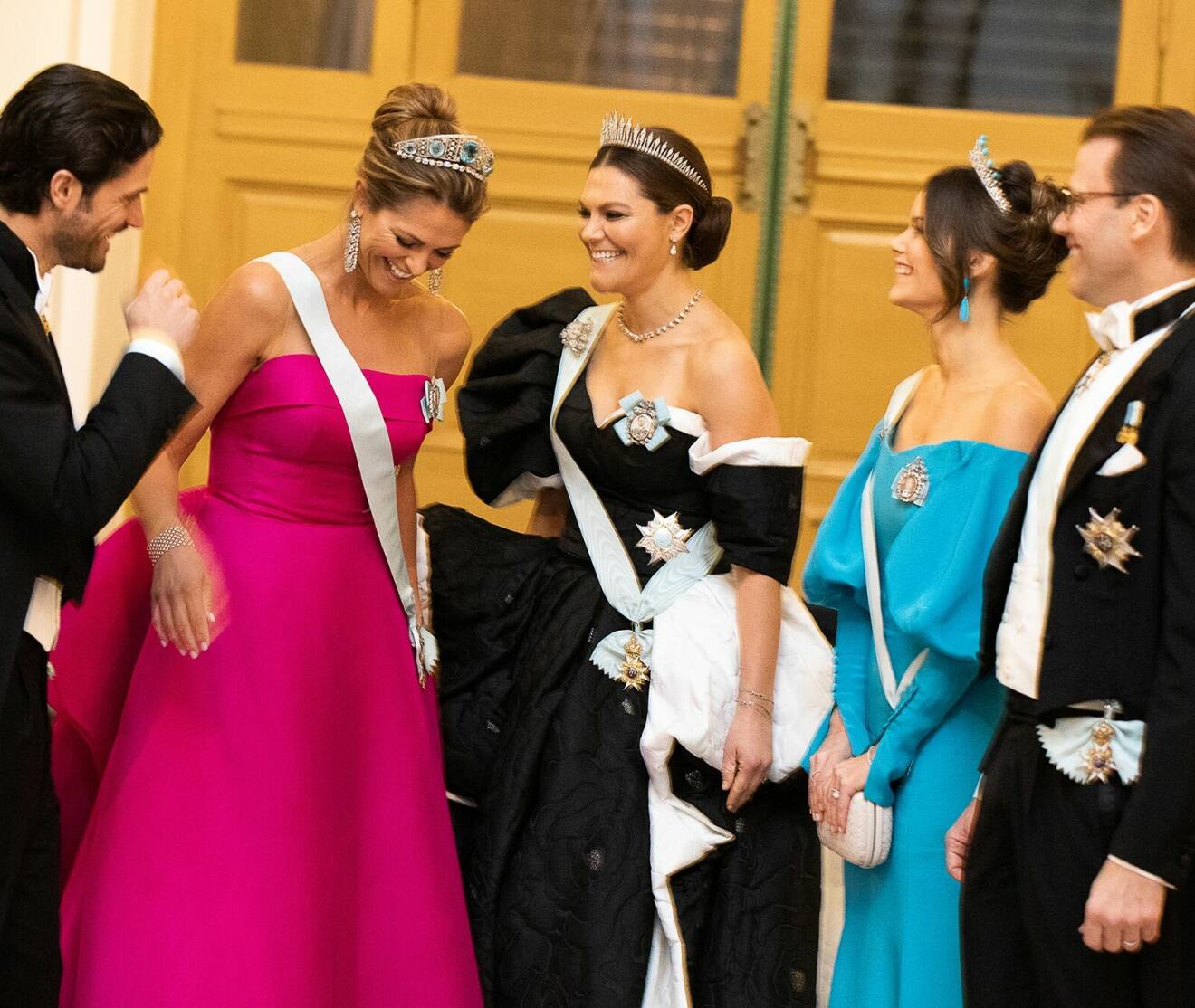 Prins Carl Philip, prinsessan Madeleine, kronprinsessan Victoria, prinsessan Sofia och prins Daniel inför Nobel