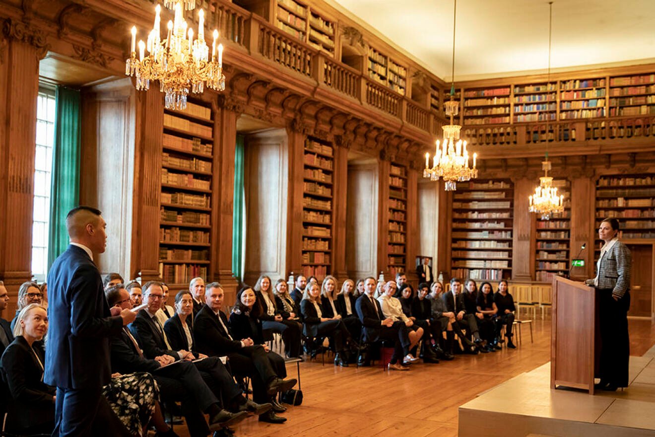 Kronprinsessan Victoria med UD:s diplomatprogram i Bernadottebiblioteket på Kungliga slottet